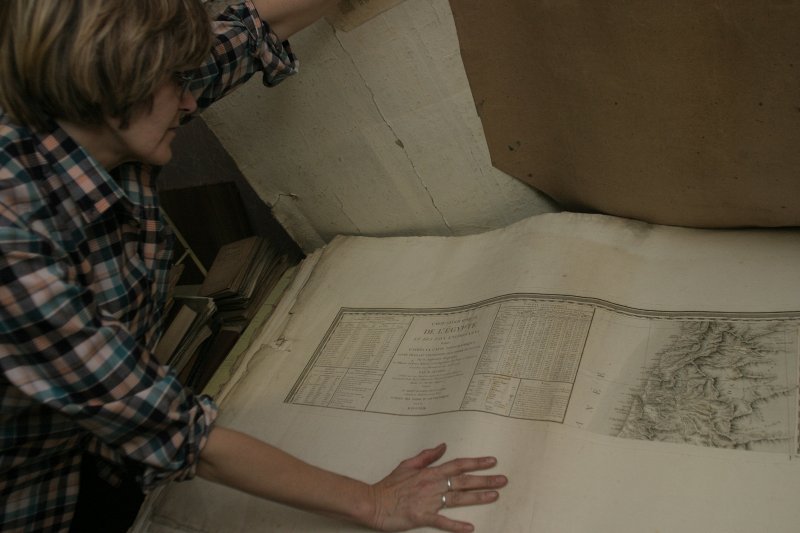 LU Bibliotēkas Humanitāro zinātņu nodaļā atrastās 19. gadsimta franču armijas ekspedīcijas Ēģiptē gravīras. Bibliotekāre Anda Muceniece demonstrē gravīras.