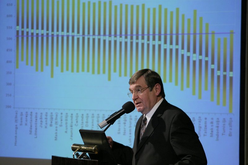 Pētījuma 'Latvija OECD valstu Starptautiskajā skolēnu novērtēšanas programmā 1998-2004' rezultātus apkopojoša izdevuma prezentācija. null