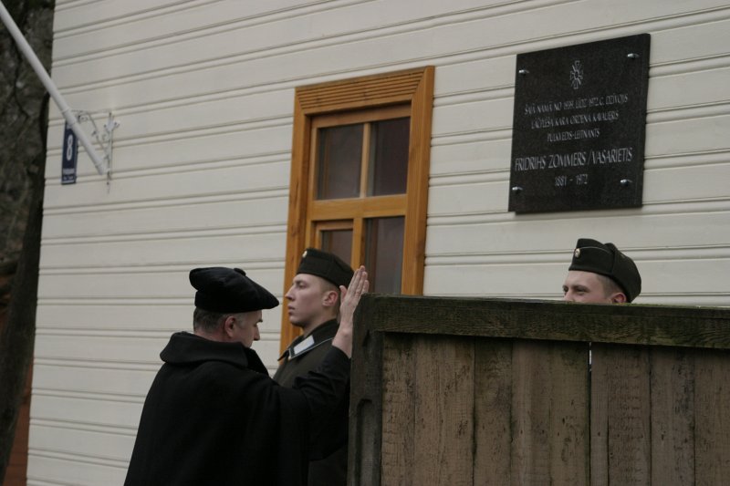 Piemiņas plāksnes Lāčplēša Kara ordeņa kavalierim pulkvedim-leitnantam Fridriham Zommeram atklāšana pie nama Vasaras ielā 8. null