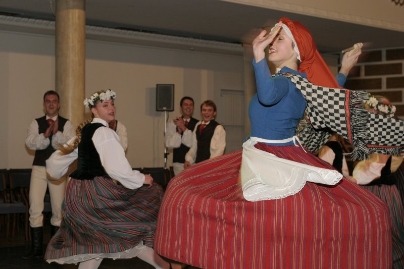 Koncerts 'Dejo Tartu Universitātes deju ansamblis un Dancis' LU Lielajā aulā. LU Tautas deju ansamblis 'Dancis'.