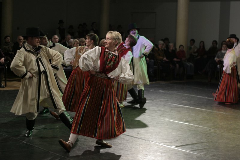 Koncerts 'Dejo Tartu Universitātes deju ansamblis un Dancis' LU Lielajā aulā. Tartu universitātes deju ansamblis.