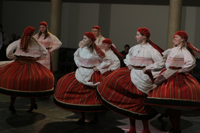 Koncerts 'Dejo Tartu Universitātes deju ansamblis un Dancis' LU Lielajā aulā. Tartu universitātes deju ansamblis.
