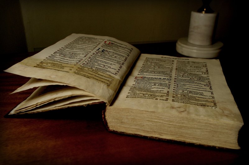 1490. gadā Strasburgā izdotā grāmata 'Jacobus De Voragina Legenda aureae'. Grāmata atrodas LU bibliotēkas Reto grāmatu nodaļā.