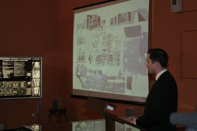 Filmas 'Pēdas faraonu putekļos' demonstrācija Ārzemju Mākslas muzeja Velvju zālē. Latvijas zinātniskās ekspedīcijas Ēģiptē vadītājs Bruno Deslandess.