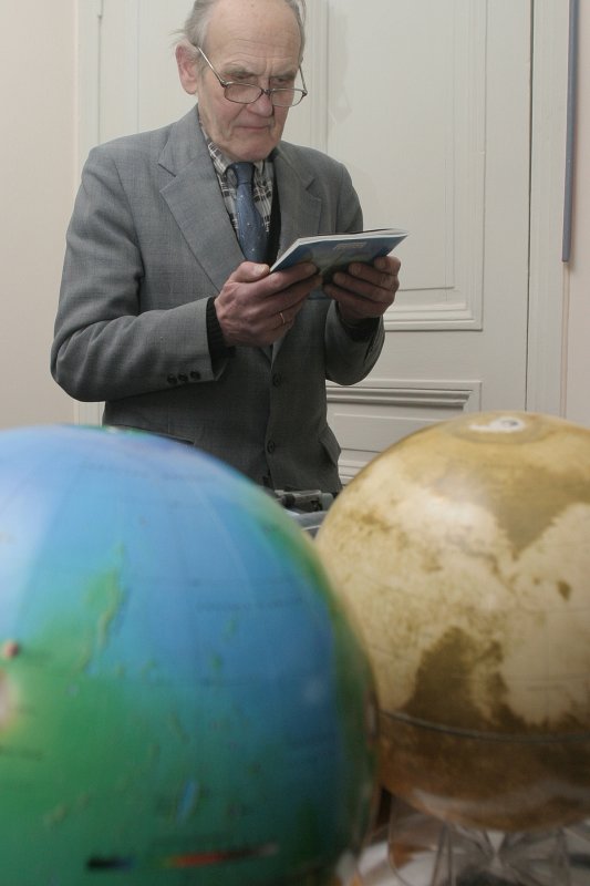 Latvijas Universitātes Frīdriha Candera Kosmosa muzeja atjaunotās ekspozīcijas atvēršana. Andrejs Skuja (LU Skaitļošanas tehnikas un informātikas muzeja vadītājs) lasa žurnālu 'Zvaigžņotā debess'.