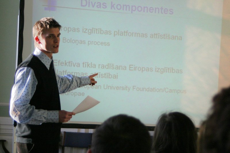 Informatīva lekcija par Campus Europae studentu apmaiņas projekta piedāvātajām  iespējām. No kr.: Jānis Pudulis, Campus Europae pārstāvis latvijā, LU MF students.