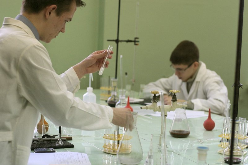 Latvijas Valsts 46. Ķīmijas olimpiāde. Eksperimentu veikšana laboratorijā (LU Ķīmijas fakultātē).