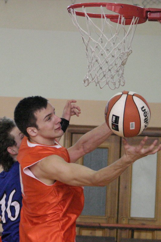 Latvijas Universitātes Studentu padomes basketbola līgas čempionāts. Spēle starp FMF un JF komandām. Ar bumbu - Didzis Lazdiņš, LU FMF students.