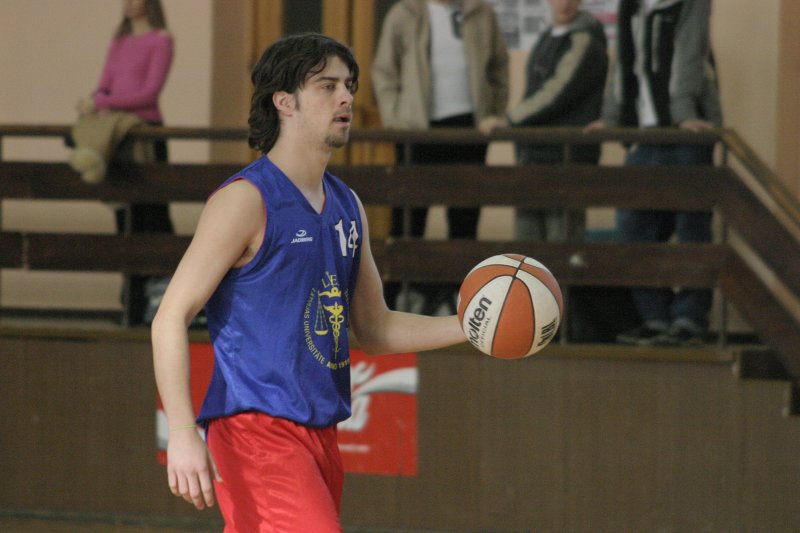 Latvijas Universitātes Studentu padomes basketbola līgas čempionāts. Spēle starp FMF un JF komandām. Ar bumbu - Ivars Strencis, LU JF students.