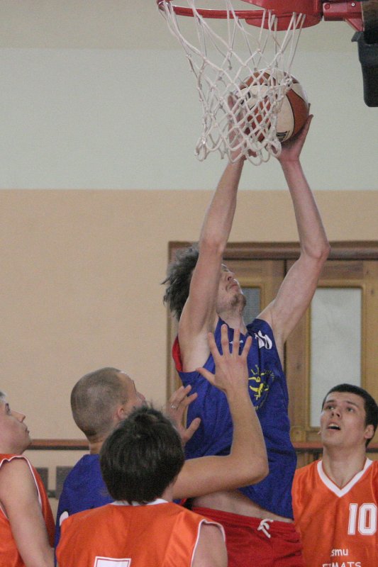 Latvijas Universitātes Studentu padomes basketbola līgas čempionāts. Spēle starp FMF un JF komandām. Ar bumbu - Vjačislavs Platpīrs, LU JF students.