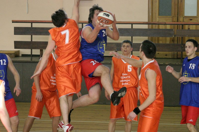 Latvijas Universitātes Studentu padomes basketbola līgas čempionāts. Spēle starp FMF un JF komandām. Ar bumbu - Juris Grīnfelds, LU JF students.