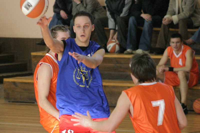 Latvijas Universitātes Studentu padomes basketbola līgas čempionāts. Spēle starp FMF un JF komandām. Ar bumbu - Kristaps Runts, LU JF students.