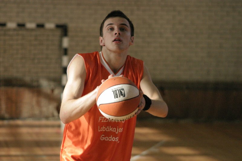 Latvijas Universitātes Studentu padomes basketbola līgas čempionāts. Spēle starp FMF un JF komandām. Didzis Lazdiņš, LU FMF students.