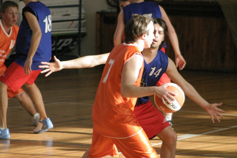 Latvijas Universitātes Studentu padomes basketbola līgas čempionāts. Spēle starp FMF un JF komandām.