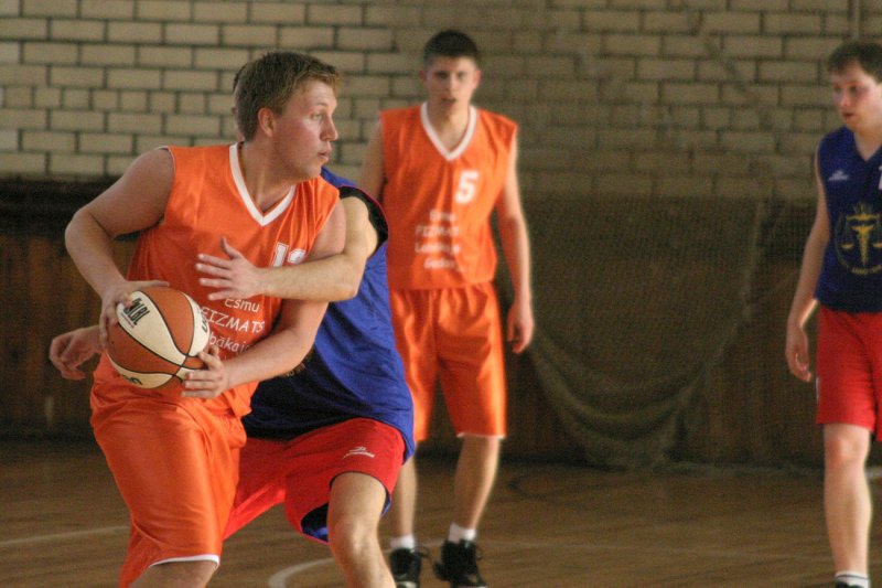 Latvijas Universitātes Studentu padomes basketbola līgas čempionāts. Spēle starp FMF un JF komandām. Ar bumbu - Pēteris Bandurins, FMF students.