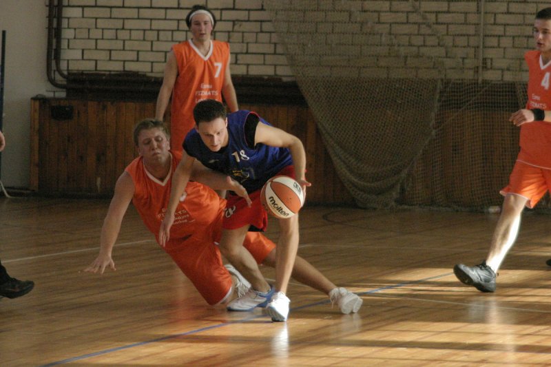 Latvijas Universitātes Studentu padomes basketbola līgas čempionāts. Spēle starp FMF un JF komandām.  Ar bumbu - Kristaps Runts, LU JF students.