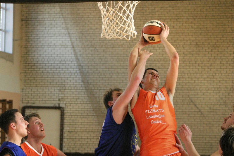 Latvijas Universitātes Studentu padomes basketbola līgas čempionāts. Spēle starp FMF un JF komandām. Ar bumbu - Aivars Jurševskis, LU FMF students.