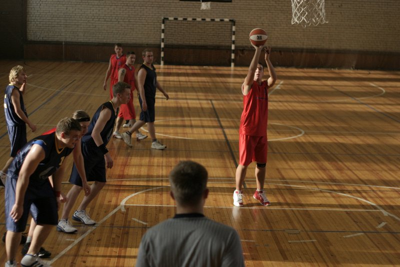 Latvijas Universitātes Studentu padomes basketbola līgas čempionāts. Spēle starp SZF un EVF komandām.
