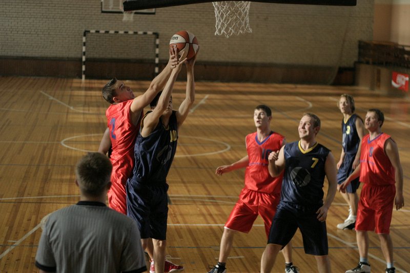 Latvijas Universitātes Studentu padomes basketbola līgas čempionāts. Spēle starp SZF un EVF komandām.