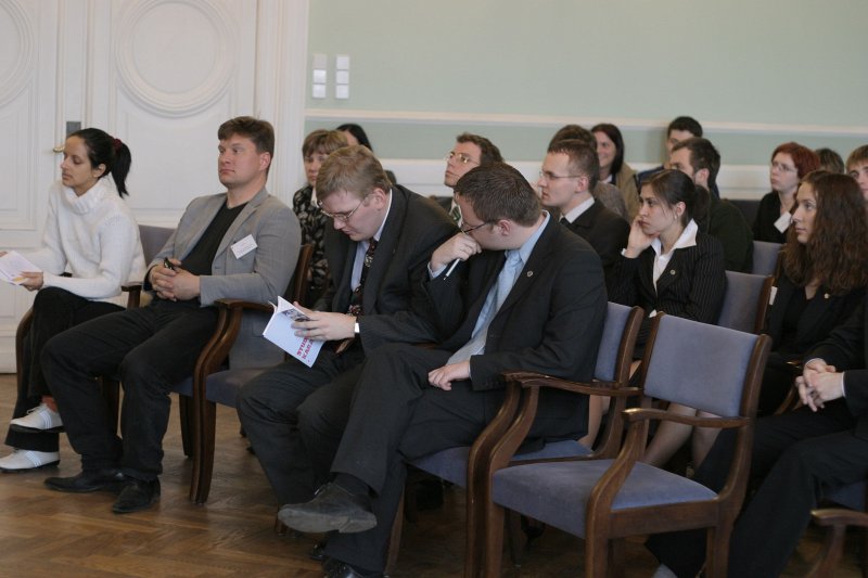 Karjeras iespēju diena Latvijas Universitātē. Diskusija 'Augstskolas absolvents darba tirgū' (Mazajā aulā). null