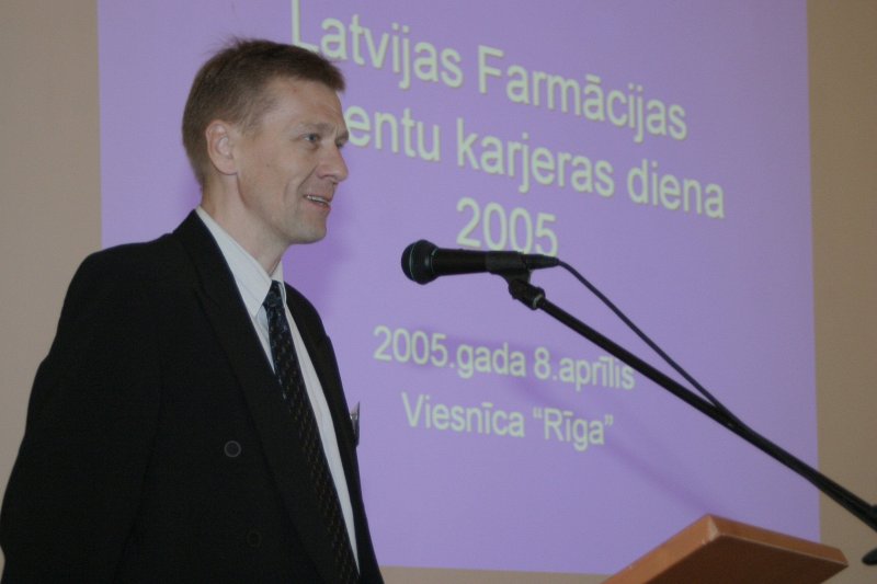 Farmācijas studentu karjeras dienas 2005 (Viesnīcas 'Rīga' Morberga zālē). Juris Bundulis, LR Veselības ministrijas Farmācijas departamenta direktors.