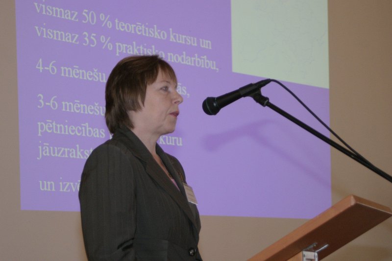 Farmācijas studentu karjeras dienas 2005 (Viesnīcas 'Rīga' Morberga zālē). Ruta Muceniece, LU Medicīnas fakultātes asociētā profesore.