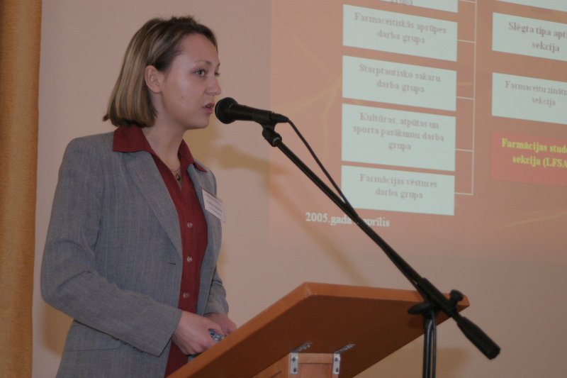 Farmācijas studentu karjeras dienas 2005 (Viesnīcas 'Rīga' Morberga zālē). Kristīne Vrubļevska, Latvijas Farmaceitu biedrības prezidenta asistente.