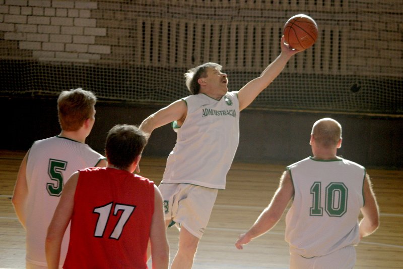 Latvijas Universitātes Studentu padomes basketbola līgas čempionāts. Spēle starp JF un mācībspēku komandām. Ar bumbu - Pāvels Fricbergs, LU kanclers.