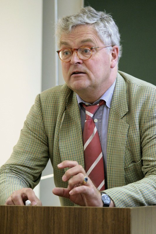 Hanss Jirgens Vildbergs (Hans Juergen Wildberg). Eirofakultātes tiesību zinātņu profesors.