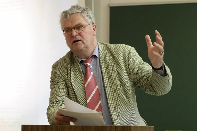 Hanss Jirgens Vildbergs (Hans Juergen Wildberg). Eirofakultātes tiesību zinātņu profesors.