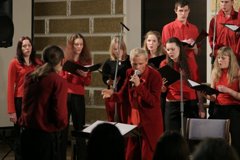 Kora 'Dziesmuvara' koncerts, veltīts studentu biedrības 'Dziesmuvara' 80 gadu pastāvēšanai un atjaunošanai pirms 5 gadiem. Vidū - dziedātājs Gunārs Kalniņš.