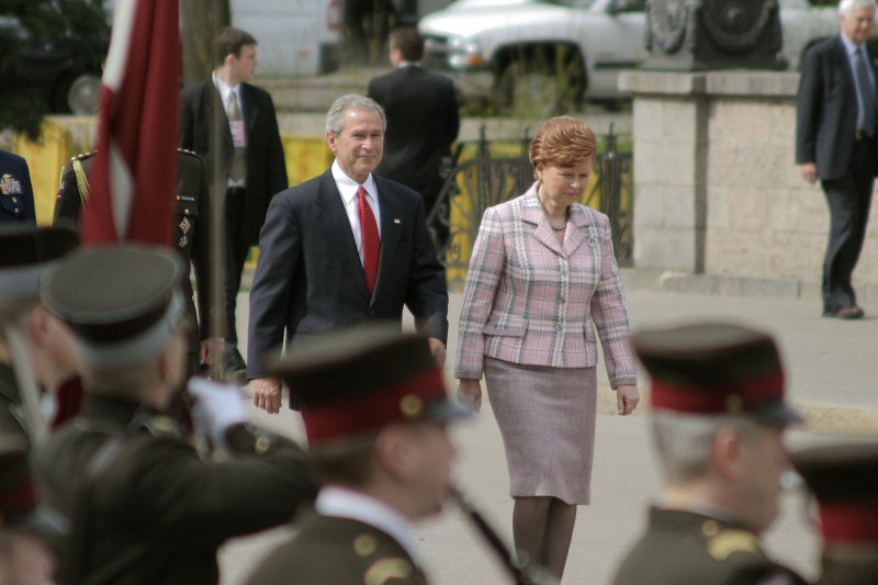 Amerikas Savienoto valstu (ASV) prezidenta Džorža Buša (George W. Bush
) vizīte Latvijā. Ziedu nolikšana pie Brīvības pieminekļa. No labās: Vaira Vīķe-Freiberga, Latvijas Valsts prezidente; Džordžs Bušs.
