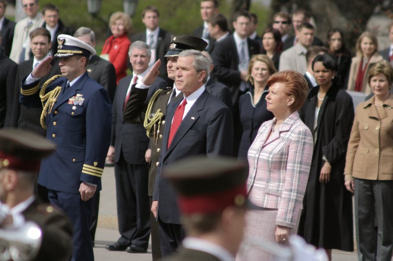 Amerikas Savienoto valstu (ASV) prezidenta Džorža Buša (George W. Bush
) vizīte Latvijā. Ziedu nolikšana pie Brīvības pieminekļa. No labās: Vaira Vīķe-Freiberga, Latvijas Valsts prezidente; Džordžs Bušs.