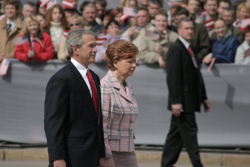 Amerikas Savienoto valstu (ASV) prezidenta Džorža Buša (George W. Bush
) vizīte Latvijā. Ziedu nolikšana pie Brīvības pieminekļa. No kreisās: Džordžs Bušs; Vaira Vīķe-Freiberga, Latvijas Valsts prezidente.