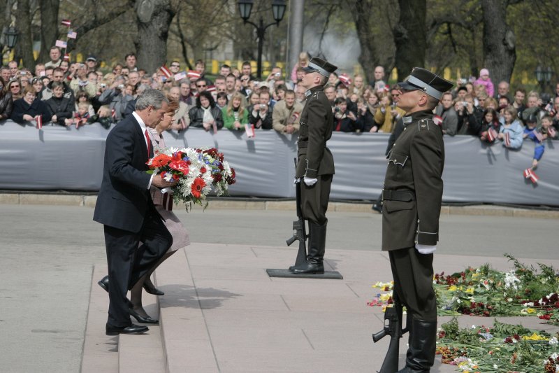 Amerikas Savienoto valstu (ASV) prezidenta Džorža Buša (George W. Bush
) vizīte Latvijā. Ziedu nolikšana pie Brīvības pieminekļa. No kreisās: Džordžs Bušs; Vaira Vīķe-Freiberga, Latvijas Valsts prezidente.
