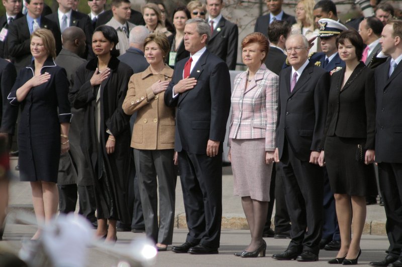 Amerikas Savienoto valstu (ASV) prezidenta Džorža Buša (George W. Bush
) vizīte Latvijā. Ziedu nolikšana pie Brīvības pieminekļa. No kreisās: Ketrina Toda Beilija (Catherine Todd Bailey), ASV vēstniece Latvijā; Kondolīza Raisa (Condoleezza Rice), ASV valsts sekretāre; 
Lura Buša (Laura Bush), Džordža Buša sieva; 
Džordžs Bušs; 
Vaira Vīķe-Freiberga, Latvijas Valsts prezidente; 
Imants Freibergs, Vairas Vīķes-Freibergas vīrs; 
Aiva Rozenberga, Latvijas Valsts prezidenta preses sekretāre; 
Andrejs Pildegovičs, Latvijas Valsts prezidenta padomnieks ārlietu jautājumos.