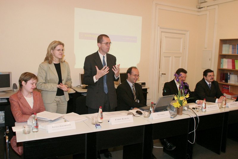 Europe Direct informācijas tīkla atklāšana - preses konference. No kreisās: Linda Jākobsone, Eiropas Savienības informācijas aģentūras direktore; 
(?); 
Endrjū Rasbašs (Andrew Rasbash), Eiropas Komisijas pārstāvniecības Latvijā vadītājs; 
Nils Sakss, Sabiedrības integrācijas fonda sekretariāta direktors; 
Sols Bukingolts, Sabiedrības integrācijas fonda padomes priekšsēdētājs; 
Juris Krūmiņš, LU mācību prorektors.