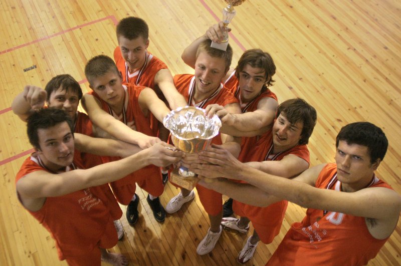 Latvijas Universitātes Studentu padomes basketbola līgas čempionāts. Finālspēle starp FMF un PPF komandām FMF komanda.