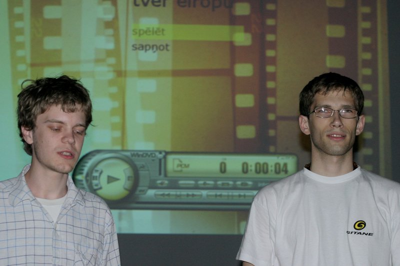 Īsfilmas 'Tver Eiropu' pirmizrāde (Sociālo zinātņu fakultātē). No kreisās: filmas autori, SZF studenti Uvis Leskavnieks un Egils Dancis.