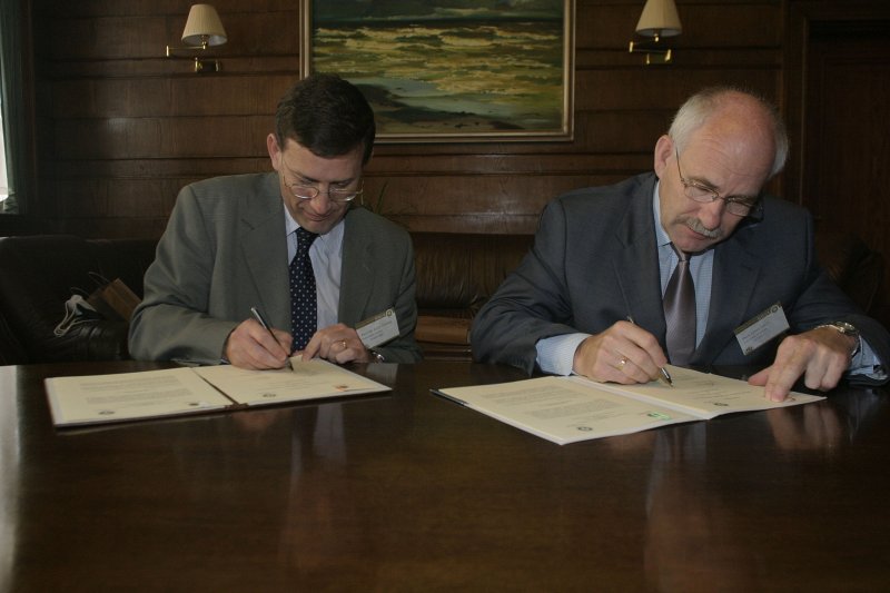Latvijas Universitāte noslēdz sadarbības līgumu ar Universidad Austral (Argentīna). No kreisās: Prof Dr Julio Durand (Universidad Austral, Associate Professor); Ivars Lācis, LU rektors.