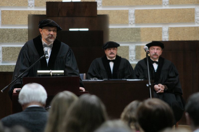 LU dibināšanas 86. gadadienai veltītā Senāta svinīgā sēde. No kreisās: Mārcis Auziņš, LU Senāta priekšsēdētājs; Juris Krūmiņš, LU mācību prorektors; Indriķis Muižnieks, LU zinātņu prorektors.