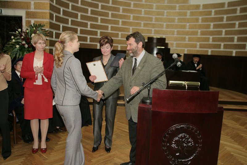 LU dibināšanas 86. gadadienai veltītā Senāta svinīgā sēde. Kristapa Morberga stipendiātu apbalvošana. 
Priekšplānā no kreisās: Līga Grundmane, LU FMF maģistrante; Juris Rozenvalds, K.Morberga stipendijas komisijas priekšsēdētājs.