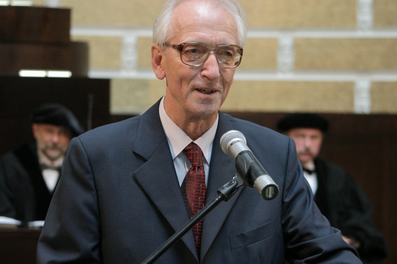LU dibināšanas 86. gadadienai veltītā Senāta svinīgā sēde. Guntis Bērziņš, LU Goda biedrs, mecenāts, bijušā LU rektora Ernesta Felsberga mazdēls.