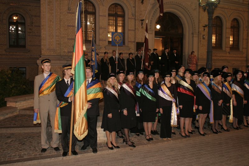 Jaunā Studenta svētki (Aristoteļa svētki) '2005. Gājiena dalībnieku sagaidīšana pie LU galvenās ēkas. null