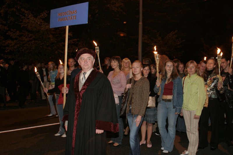 Jaunā Studenta svētki (Aristoteļa svētki) '2005. Gājiens uz LU galveno ēku. LU Medicīnas fakultātes studenti un dekāns Uldis Vikmanis.