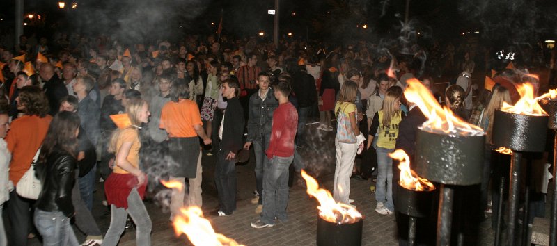 Jaunā Studenta svētki (Aristoteļa svētki) '2005. Gājiena dalībnieku sagaidīšana pie LU galvenās ēkas. null