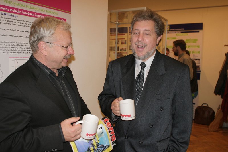 Žurnāla 'Terra' 5 gadu jubilejas svinības. No kreisās: Vitolds Grabovskis, žurnāla projekta iniciators un vadītājs; Ilgonis Vilks, žurnāla galvenais redaktors.