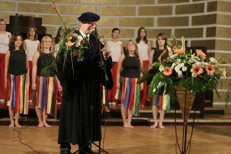 LU Moderno valodu fakultātes 40 gadu jubilejas svinības. Priekšplānā - Edgars Ošiņš, LU MVF dekāns.