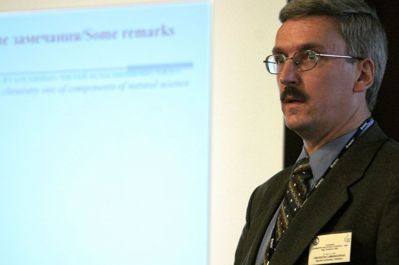 Konference 'Ķīmijas izglītība skolā - 2005' (Ķīmijas fakultāte). Vincentas Lamanauskas, Šauļu universitātes (Lietuvā) profesors.