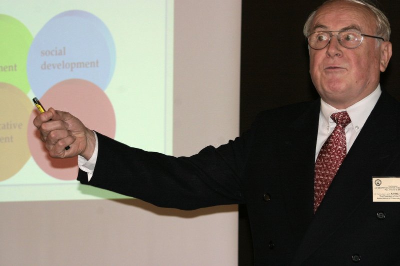 Konference 'Ķīmijas izglītība skolā - 2005' (Ķīmijas fakultāte). Aarne Tõldsepp, Igaunijas Ķīmijas skolotāju asociācijas prezidents.
